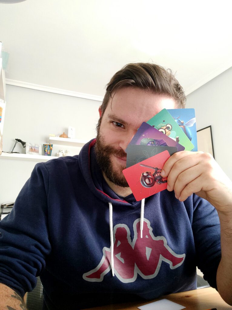 David Martín Valor con cinco cartas de Attackers! en la mano